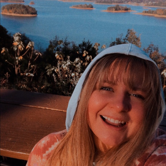 Meet your Posher, Lauren - Picture 1 of 1